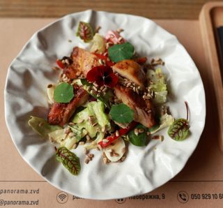 Салат з куркою гриль