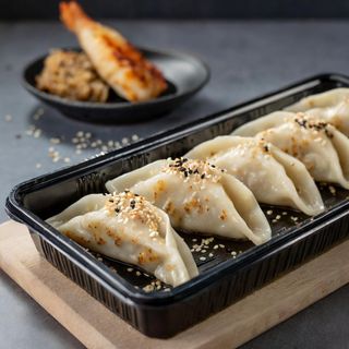 Gyozas de pollo con setas negras