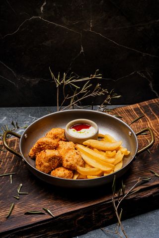 Popcorn de pui cu garnitură de cartofi pai