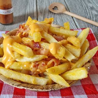 Patatine cheddar e bacon