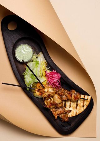 Шашлик із курячих бедер з маринованими огірками та салатом айсберг