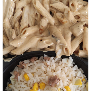 Penné poulet au curry à la crème au champignons + salade riz au thon