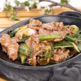 65. Manzo con cipolline alla piastra