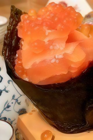 132. Temaki Salmón con Ikura