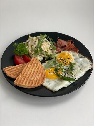 Сніданок яєчня з беконом і салатом (290г)