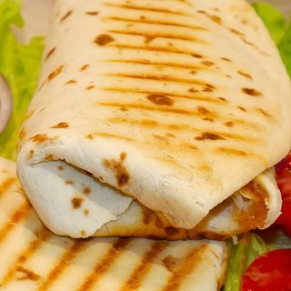 Kebab standardowy w cieście z samym mięsem i frytkami