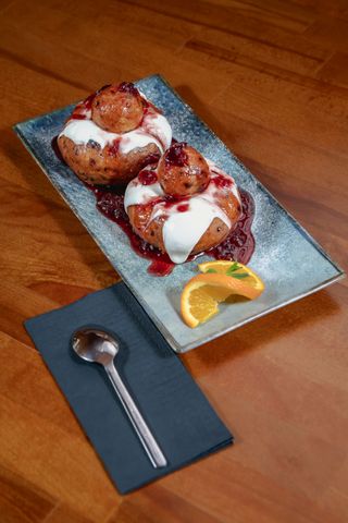 Papanasi cu dulceata si smantana