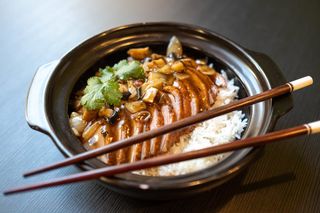 COM VIT SOT TIEU - Rata cu sos de piper negru si orez