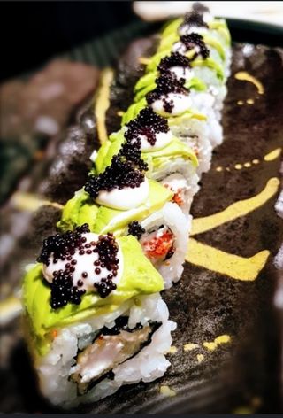 2.Roll gamba aguacate y caviar (8unidades)
