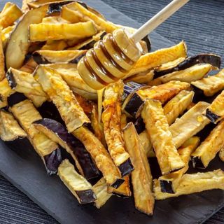 Berenjenas con miel y queso de cabra