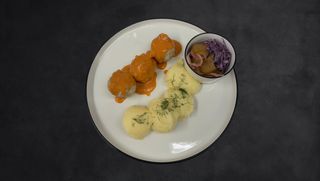 Pulpety wieprzowe w sosie pomidorowym z suszonymi pomidorami z ziemniakami puree i surówką
