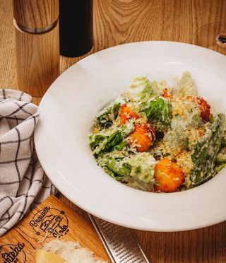 Sałatka Cesar z bombonami z koziego sera