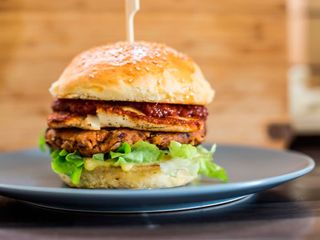 Retinto Con Queso Cabra Y Cebolla Dulce