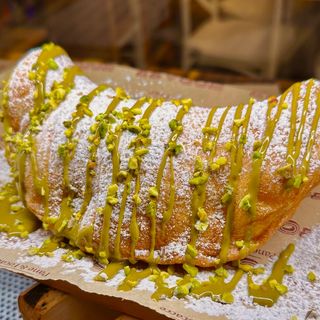 panzerotto fritto con  crema dolce al pistacchio 