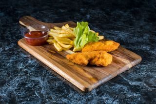 Guioane din piept de pui cu cartofi prăjiți + sos la alegere