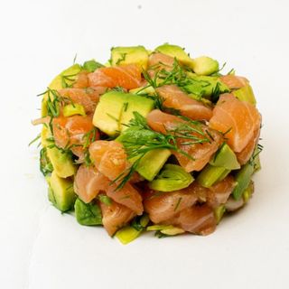 Tartare de saumon à l'aneth, avocat et poireau