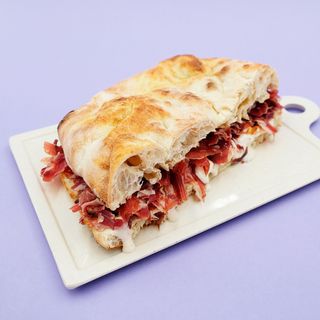 Focaccillo de Jamón ibérico y queso brie