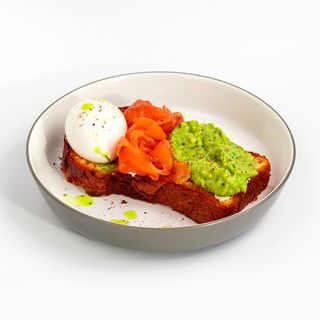 Авокадо тост - бріош з яйцем пашот (290г)