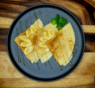 Naleśniki z bananem z sosem karmelowym 3 szt