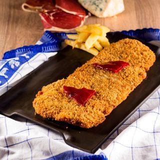 Patatas tres salsas + cachopo tradicional + 2 refrescos