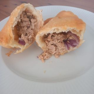 Panzerotto atun y cebolla roja, papas fritas y cerveza 