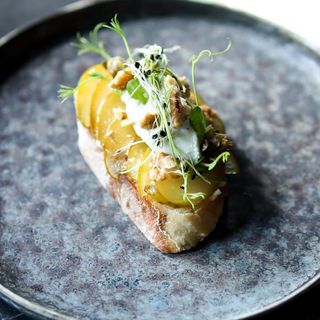 Брускета з грушею та сиром Дорблю