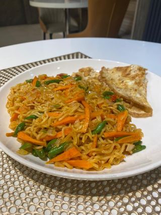 Vegetable Noodles and Omelette