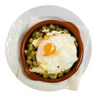 Habas con Jamón y Huevo