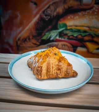 Круасан із заварним кремом та апельсиновим конфі