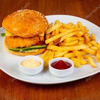 Menú De Hamburguesa De Pollo Supremo Con Patatas Fritas Y Bebida