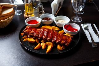 Costiţe cu cartofi aurii