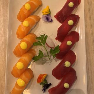 B22. Bandeja nigiri salmón y atún (10 piezas)
