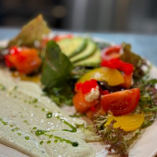 Салат зі слабосолонем лососем та персиком 