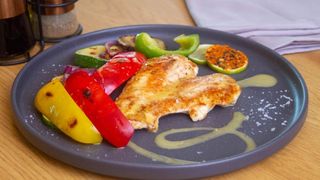 Piept de pui cu legume la grătar