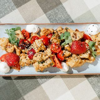 Салат с клубникой и баклажанами