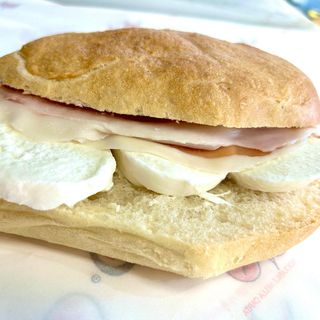 Panino prosciutto e mozzarella