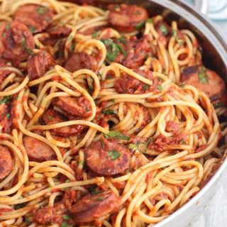 Spicy spaghetti with sliced smoked chicken sausages + a free soda 