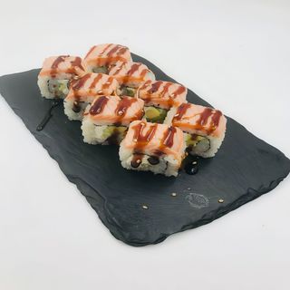 84. Uramaki De Alvocat Amb Formatge I Salmó Flamejat (8 Uds.)