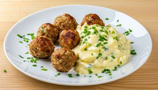 Оризови кюфтенца с картофена салата с пресни билки