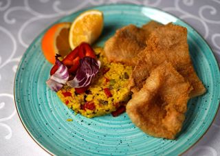 Filet soma 300g + začinjene kriške krompira 150g