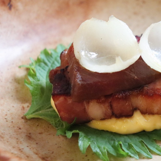 Taco de hoja de sisho con panceta