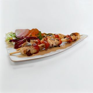 Brocheta De Rape Y Langostinos Con Ensalada