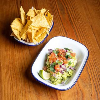 Guacamole Con Nachos Y Pico De Gallo
