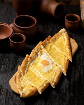 Пиде с сыром и яйцом