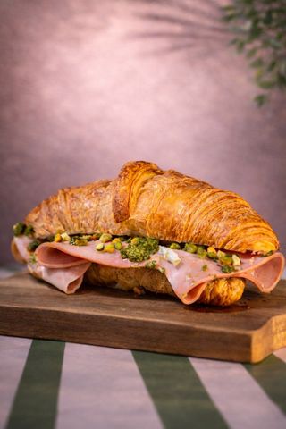 Kroasan sa mortadelom