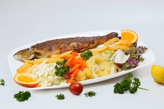 Sveža pastrmka na žaru porcija