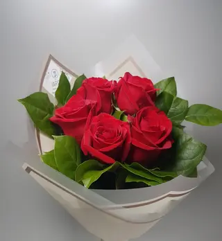 Buchet 5 trandafiri rosii
