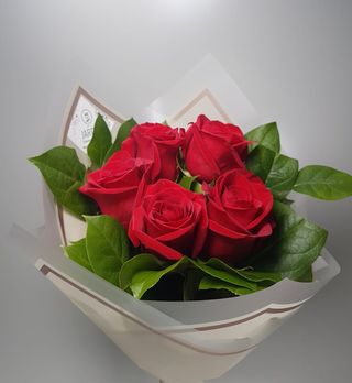 Buchet 5 trandafiri rosii