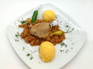 Pulpa confiata de rata pe varza 