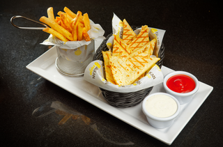 Quesadilla sa piletinom sa pomfritom kečapom i ranch sosom